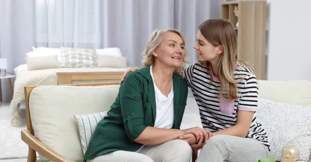 daughter-with-her-mom-in-an-assisted-living-community