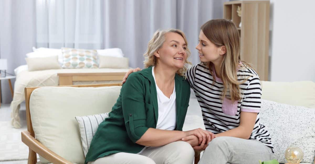daughter-with-her-mom-in-an-assisted-living-community